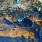 Foto udara lokasi tambang aktif dengan alat berat di Banten, Indonesia